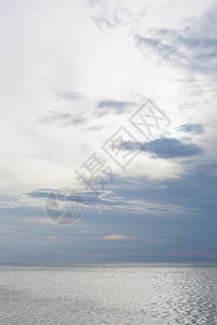 海景太阳落下之日的傍晚海和天空云彩支撑阳光图片