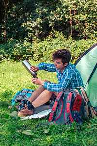 运动服准备户外晚餐年轻人计划下一趟旅行喝杯咖啡的假期在野营上渡个假一顿饭冒险图片