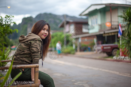 泰国路边美丽的亚洲年轻女子肖像家快乐夏天高清图片素材