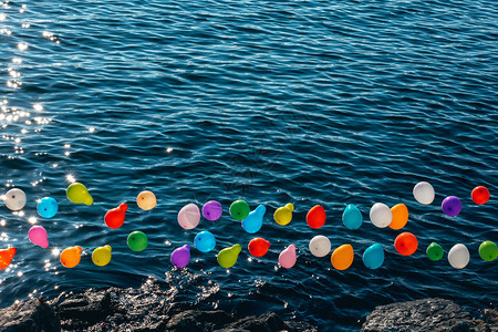 学习为游戏而将气球挂在水上的绳子漂浮生日图片