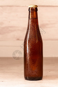 一瓶含胶囊的安柏啤酒寒冷棕色诱人图片