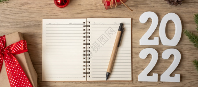 20年新有笔记本圣诞礼物和在木桌X马新年快乐目标决议列出开始战略和计划概念改进动机圣诞节图片