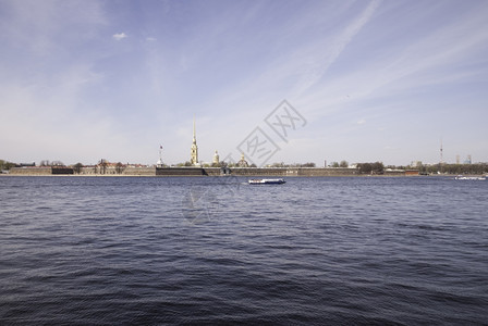 夏天蓝色的镇2015年月8日俄罗斯圣彼得堡和保罗堡垒对海滨的观察图片
