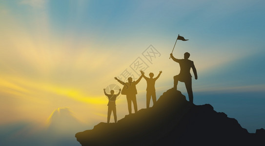 庆祝成就活动山顶高上人群在赢者中构成团队合作概念图片