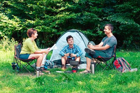露营帐篷旁聊天的青年人图片
