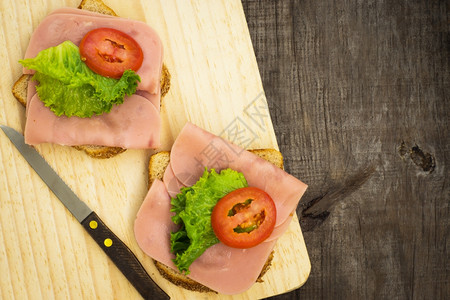 营养晚餐美味的火腿三明治木质纹身背景熟食店图片