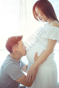 期待婴儿出生的年轻夫妇图片