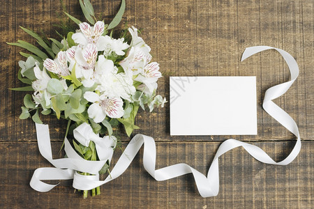 婚礼花束和空白卡片图片