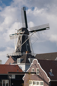 荷兰Haarlem市中心旧风车外部的欧洲文化图片