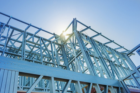 正在建造中的新住宅使用钢架对着阳光的天空屋交易地点图片