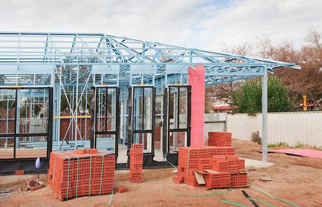 屋面交易正在建造中的新住宅使用钢架对蓝天堵塞图片