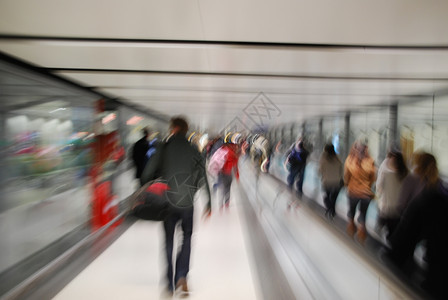 现代的步行乘客们在国际机场急匆忙的故意模糊运动中建筑学图片