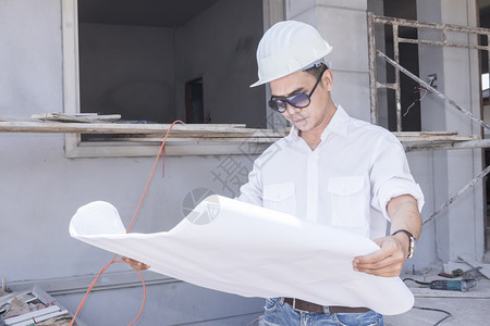 经理专业工程师正在规划建筑工程设作户外具体的图片