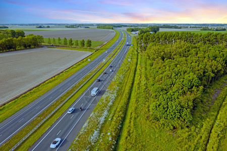 颜色从荷兰农村阿尔梅雷附近的A6号公路出发的空中飞机工程高速公路图片