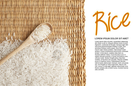 亚洲没有煮熟的白大米用木勺子在稻草背景上生的茉莉花木制图片