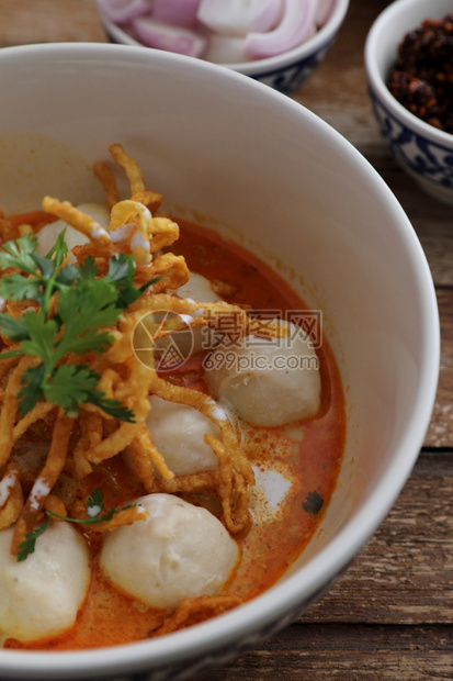 辛辣的午餐当地北部泰国食品土鱼蛋面咖哩和木本肉丸新鲜的图片