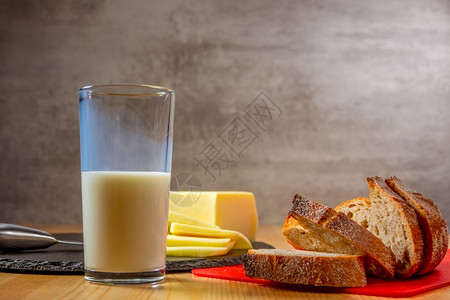 一顿饭生活喝新鲜奶酪面包和一杯牛奶在木制桌上的有机食品奶粉和新鲜面包及奶酪玻璃杯图片