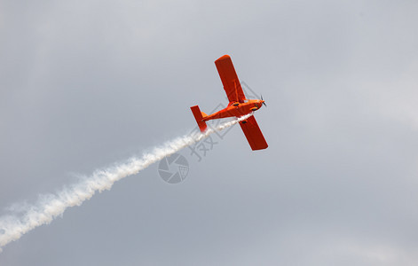 飞机场动力学现代的蓝天红飞机图片