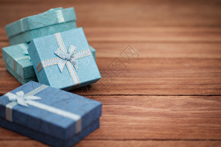 工艺蓝色的友好圣诞新年情人节或木背景纪念日写作空间和AF点选择的礼物盒作为圣诞节彩礼日或木本底纪念写作空间和AF点选择的礼物图片