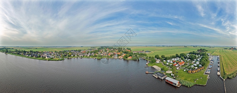 无人机停泊海岸来自荷兰弗里斯Oudega村的空中飞机图片