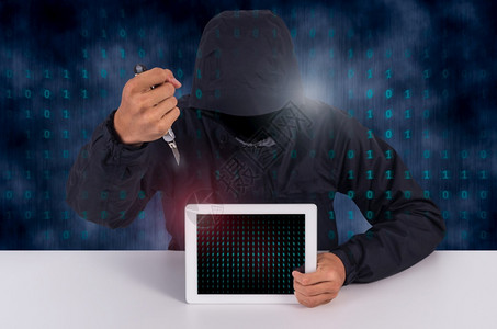 删除平板电脑个人电脑持有刀具和数字平板电脑的黑客威胁要删除信息黑客威胁盗窃代码背景