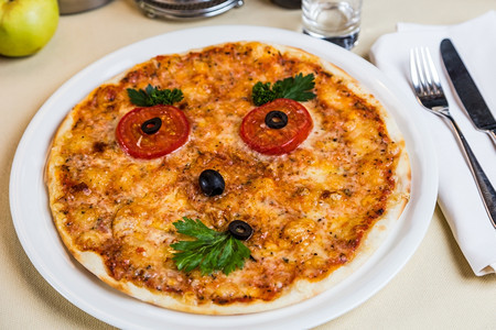 为儿童菜单提供餐盘面带的比萨圆形玻璃橄榄图片