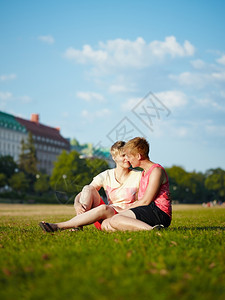 草地有两个女人在下午的阳光拥抱公园城市爱生活图片