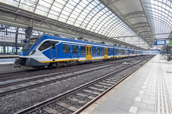 疾病测量火车Corona危机期间荷兰阿姆斯特丹的空中央车站图片