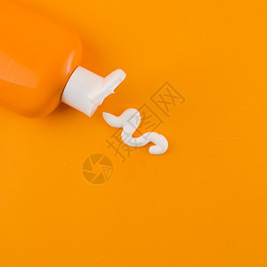 水果橙色背景下瓶子出来的白防晒霜分辨率和高品质美丽照片橙色背景下瓶子出来的白防晒霜高品质和分辨率美丽照片概念框架图片