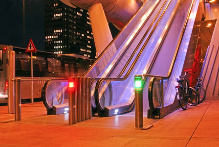 楼梯电车站现代化远期前瞻交通车入口处电公共汽和自行绿色轨图片