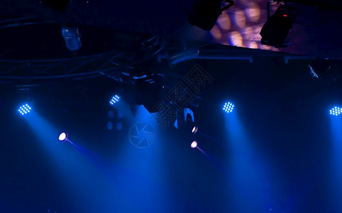 俱乐部声音戏剧会舞台上蓝色亮光的背景图片