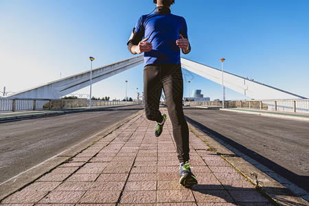 年轻人在桥前面的街上奔跑运动慢者竞技图片