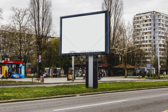 城市街道空白广告牌标语巨大的宣传图片