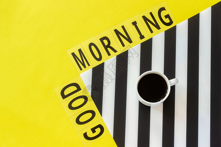 有创造力的多于文本早上好黄色背景时尚黑白餐巾纸上的咖啡最小风格概念早上好或白天平躺顶视图复制空间文本早上好黄色背景时尚黑白餐巾纸图片