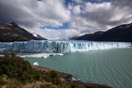 南美带湖的佩里托莫雷诺冰川全景帽宽度远的背景图片