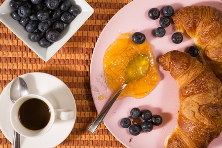 羊角面包蓝莓咖啡和橘子果酱贴上从面看的桌布方羊角面包咖啡和茶布上的果酱浆烘烤的盘子图片