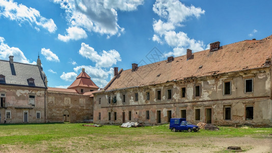 201年7月8日乌克兰利沃夫地区佐克瓦Zhovkva城堡在乌克兰利沃夫地区日光照的夏住宅正方形图片