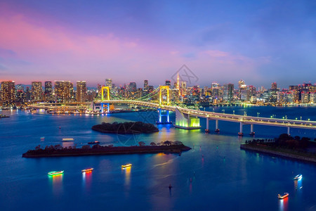 旅行建造日本落时与东京塔台和彩虹桥的东京天际线路图片