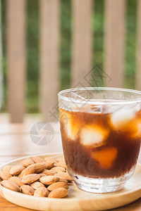 一杯黑冰咖啡加杏仁粒库存照片食物美味的刷新图片