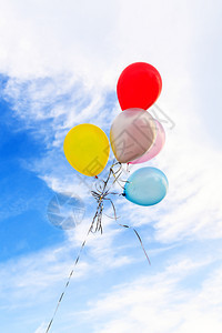 蓝色天空中的彩色气球图片