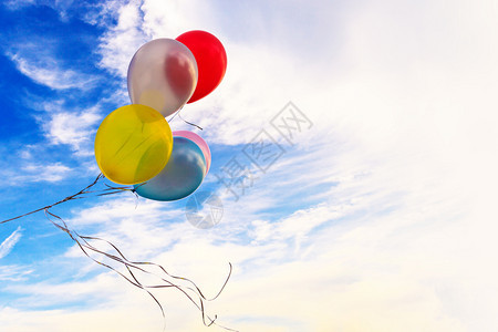 蓝色天空中的彩色气球图片