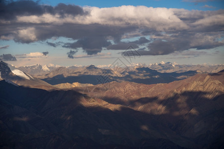 自然印度莱拉达赫云层上的喜马拉雅山脉最佳白色的图片