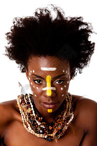 鼻子非洲裔一个部落女美丽头部身着非洲卷发脸面涂彩点条纹肩膀裸露和光滑棕色皮肤身上戴着带羽毛的地板珠贝壳项链与世隔绝美丽的图片