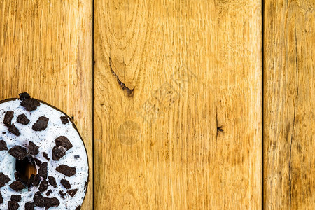 烘烤的桌子甜冰糖食品配有胶水喷发甜圈和巧克力霜冻的面色及复制空间团图片