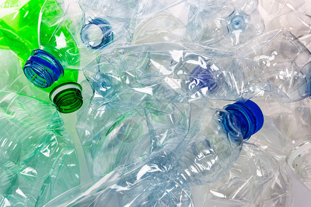 保护准备好回收的环境污染概念空的碎屑塑料瓶备供在封闭状态下回收利用图片