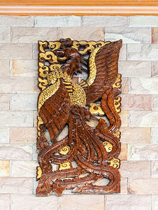 窗户泰国寺庙墙上的鸟类木雕刻制的文学图片