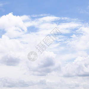 天际线云与浮在晴朗的一天笼罩空阳光户外图片