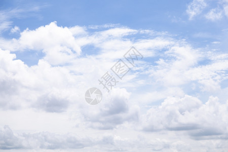 清除云与浮在晴朗的一天笼罩空风景优美阳光图片
