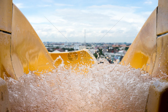 水上乐园滑道图片