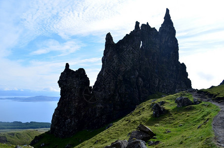 乔在苏格兰的斯凯岛筑楼岩石小跑参天图片